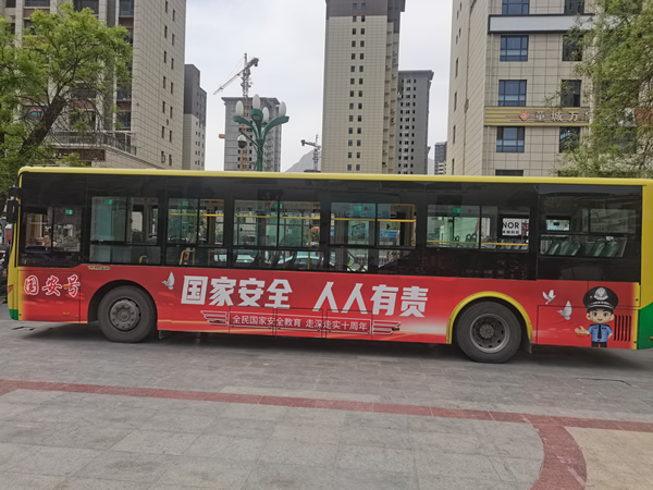 隴南市開通“國安號(hào)”公交專線，打造移動(dòng)國家安全教育宣傳站